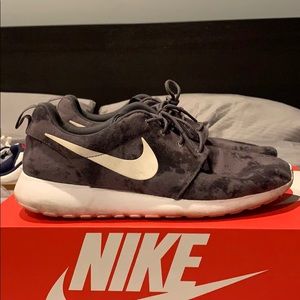 Nike roshe run size 10.5